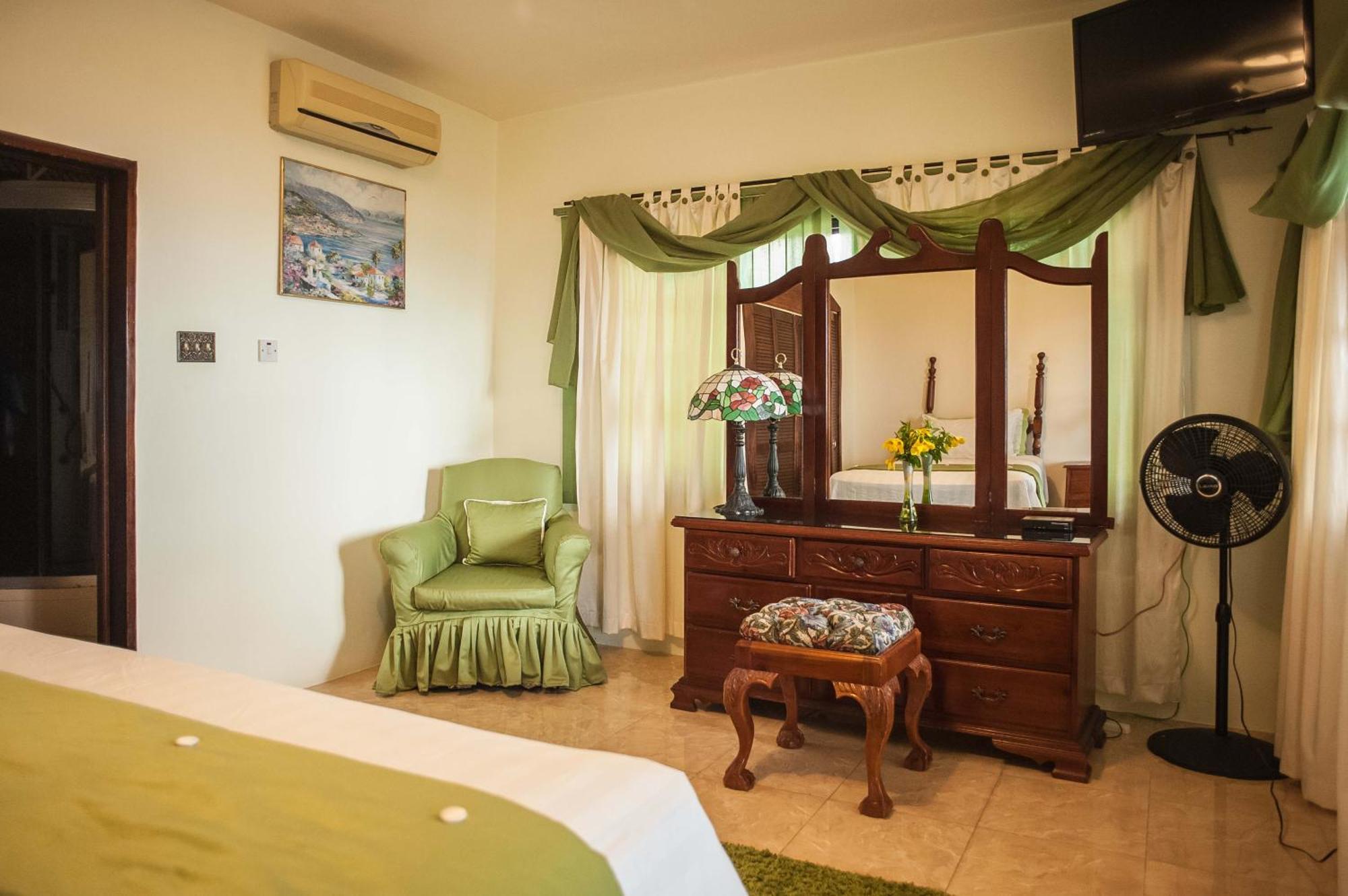 Clarridge View Guesthouse Montego Bay Esterno foto