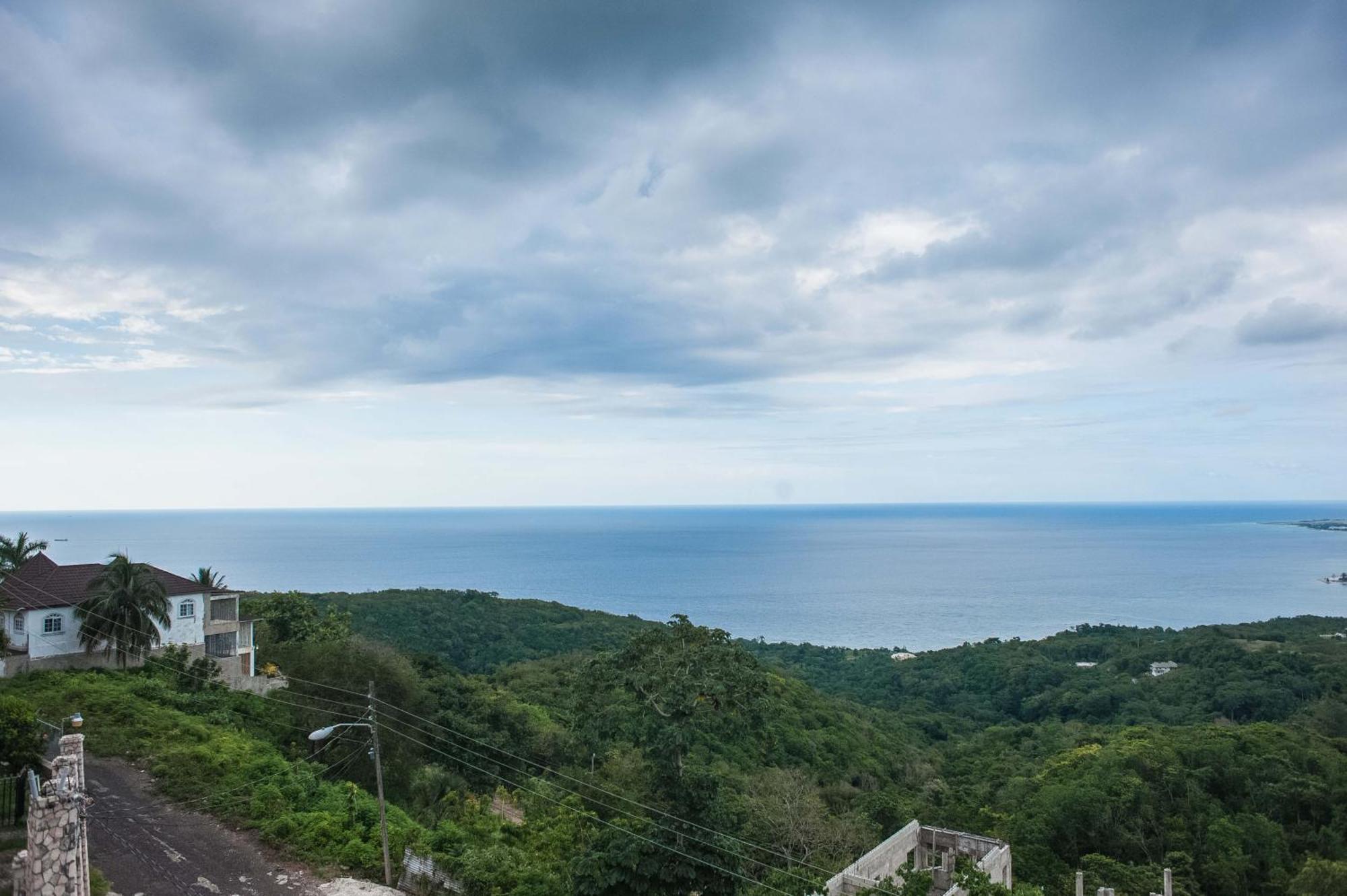 Clarridge View Guesthouse Montego Bay Esterno foto