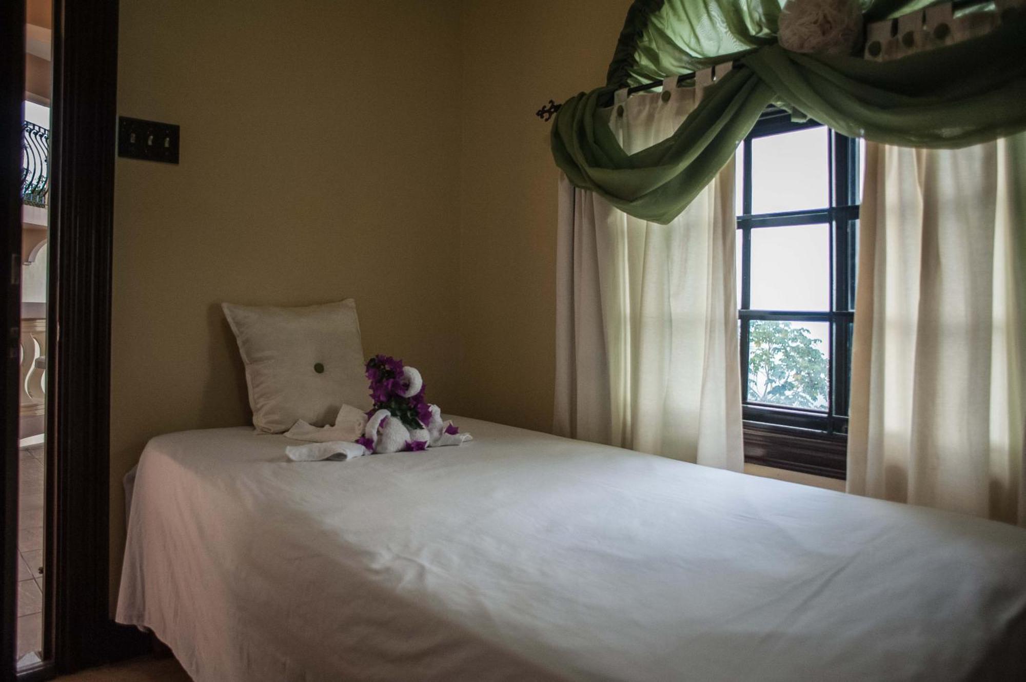 Clarridge View Guesthouse Montego Bay Esterno foto