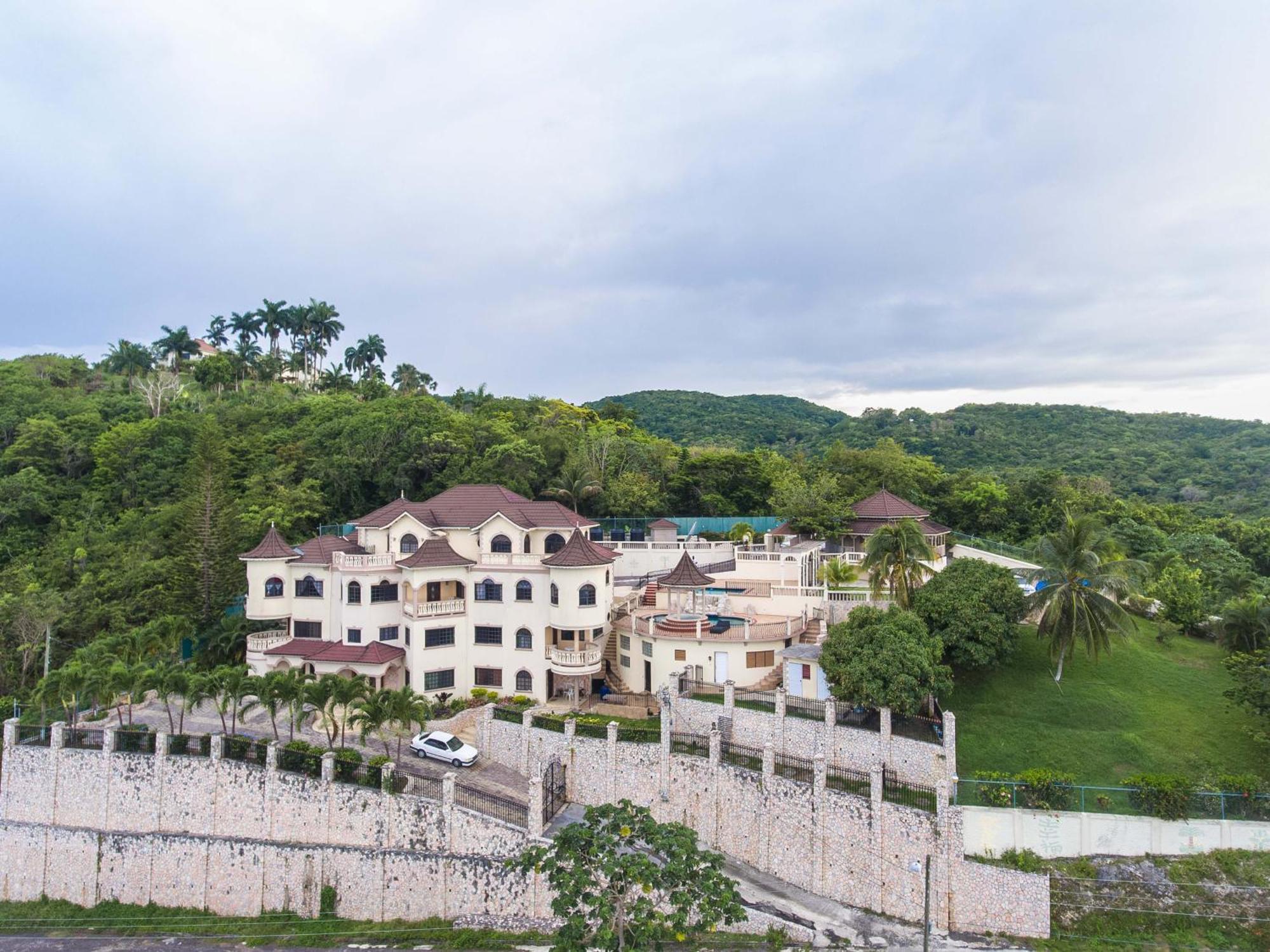 Clarridge View Guesthouse Montego Bay Esterno foto